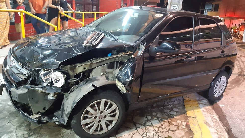 Bandidos bateram moto em um carro que manobrava para entrar em um estacionamento durante a perseguição na Zona Sul de Natal — Foto: Sérgio Henrique Santos/Inter TV Cabugi