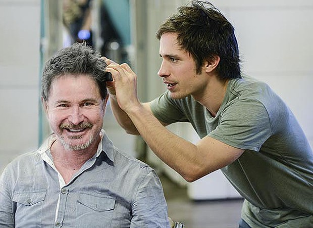 Gael Garcia Bernal com o cabeleireiro das estrelas (Foto: Divulgação)