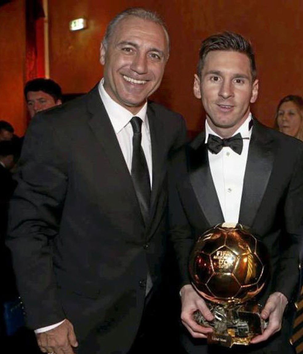 Messi e Stoichkov no Prêmio da Fifa em 2016 — Foto: Divulgação / Barcelona