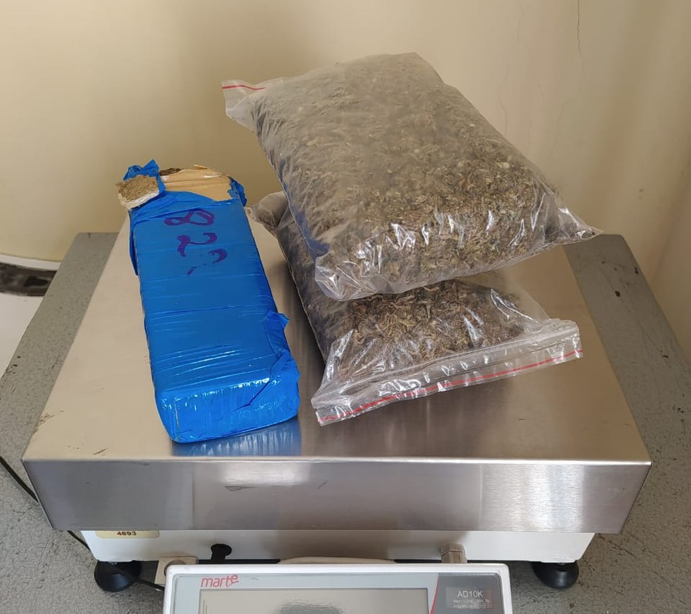 PM apreende porções de drogas em casa no Jardim Paulistano  — Foto: Polícia Militar/Divulgação