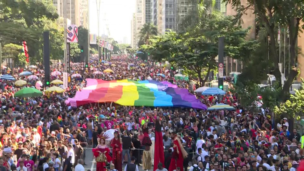 Multidão toma a Avenida Paulista neste domingo (23) em SP para participar da Parada LGBT — Foto: Reprodução/GloboNews