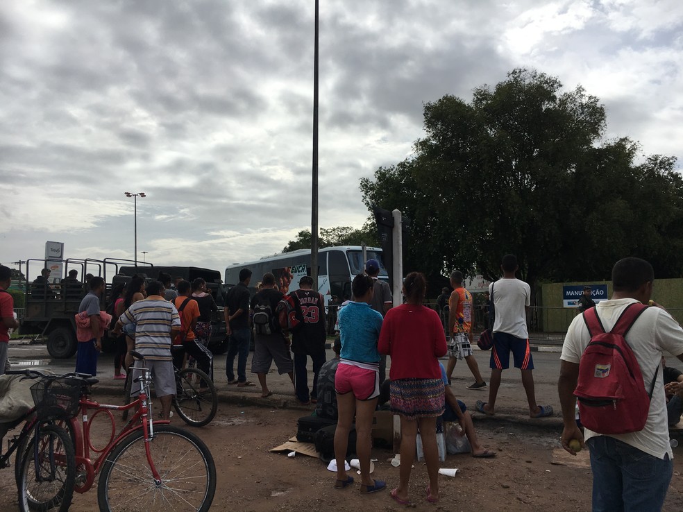 Venezuelanos aguardam do lado de fora da Simón Bolívar; alguns alegam já ser moradores da praça e outros querem conseguir vagas em abrigos (Foto: Emily Costa/G1 RR)