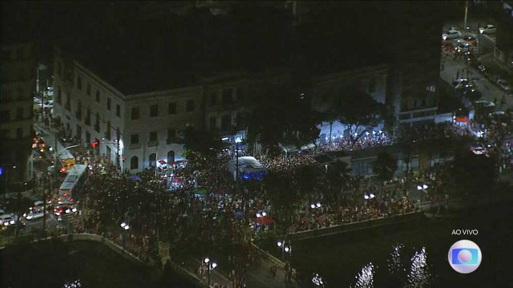 Em Recife (PE), apoiadores se reuniram para celebrar a vitória.  — Foto: Reprodução/TV Globo
