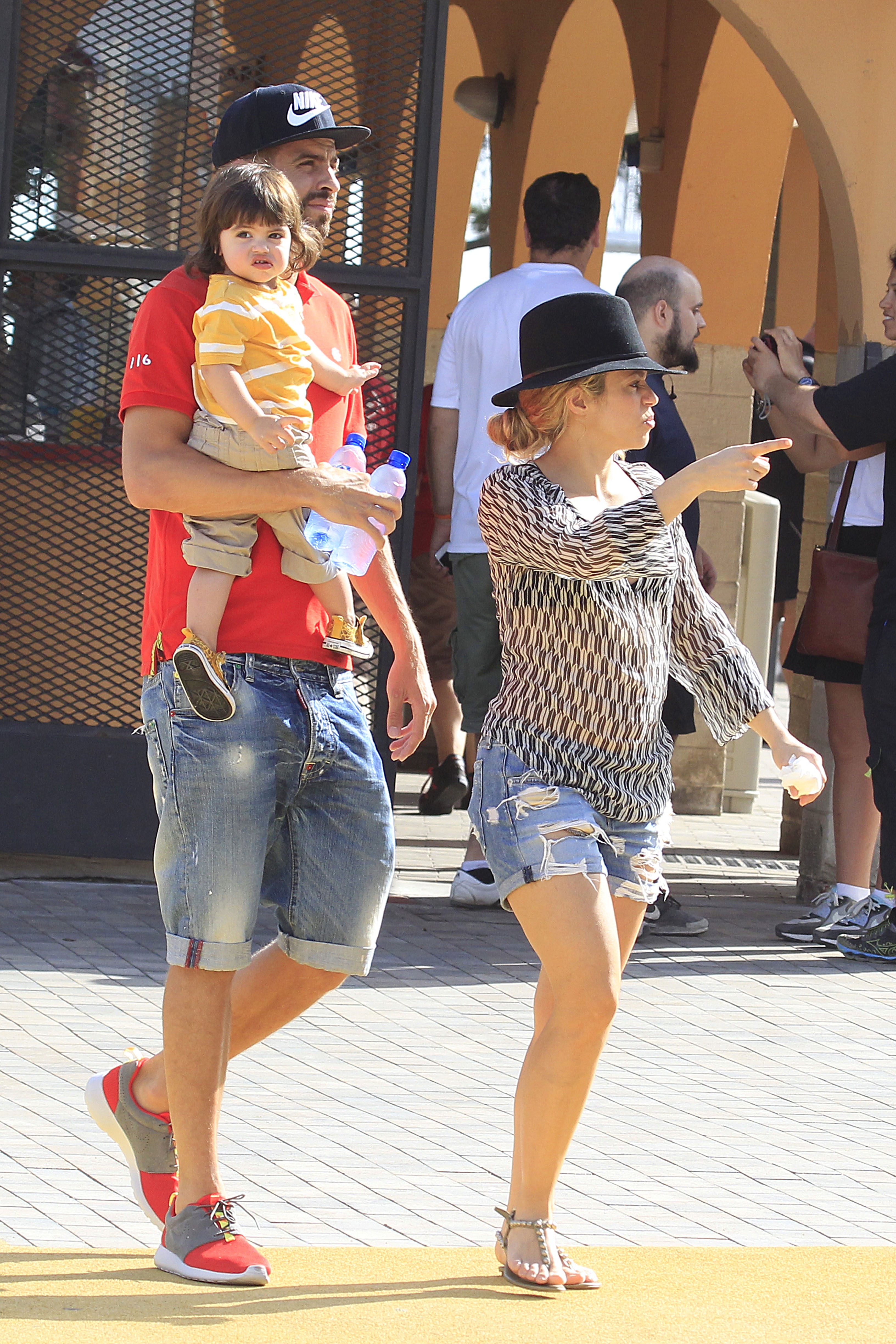 Shakira se diverte com o filho Milan e o marido, Gerard Piqué (Foto: The Grosby Group)
