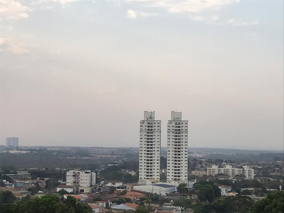 Com cidade coberta de fumaça e baixa umidade é preciso beber água, diz médico — Foto: Yago Oliveira/G1 MT