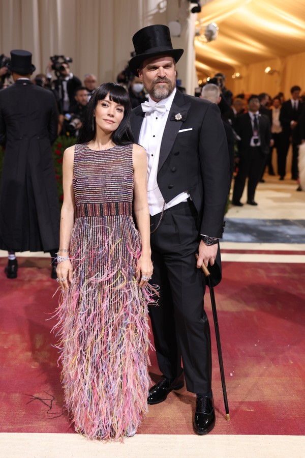 NEW YORK, NEW YORK - MAY 02: (L-R) Lily Allen and David Harbour attend The 2022 Met Gala Celebrating "In America: An Anthology of Fashion" at The Metropolitan Museum of Art on May 02, 2022 in New York City. (Photo by John Shearer/Getty Images) (Foto: Getty Images)