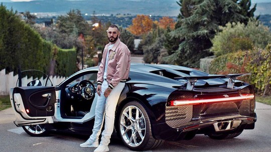 Com Ferrari, Lamborghini e Bugatti, Benzema mostra coleção de carros avaliada em R$ 50 milhões