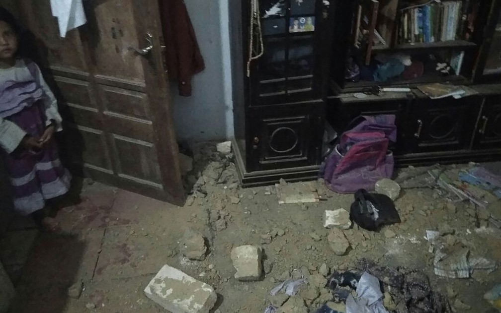 Foto distribuída por agência governamental mostra interior de casa atingida por terremoto no distrito de Sumenep, na ilha de Java, na Indonésia, na quinta-feira (11, horário local) — Foto: Handout/Badan Nasional Penanggulangan Bencana/AFP