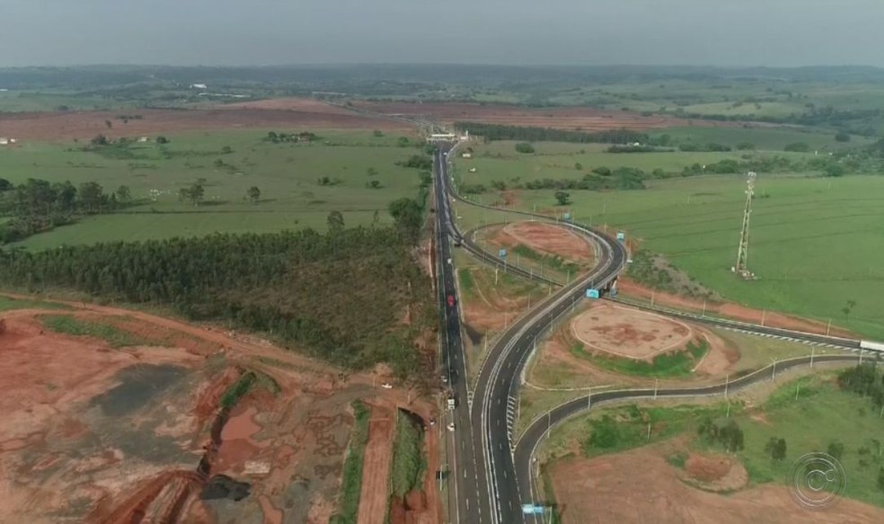 Vicinal paralela a rodovia era utilizada pelos moradores de bairros rurais para desviar da praça de pedágio — Foto: TV TEM / Reprodução 