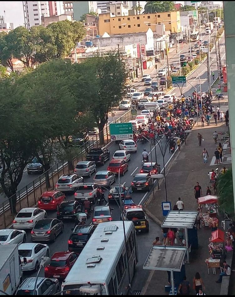Motoboys protestam na Avenida Senador Salgado Filho e cobram mais segurança na Grande Natal