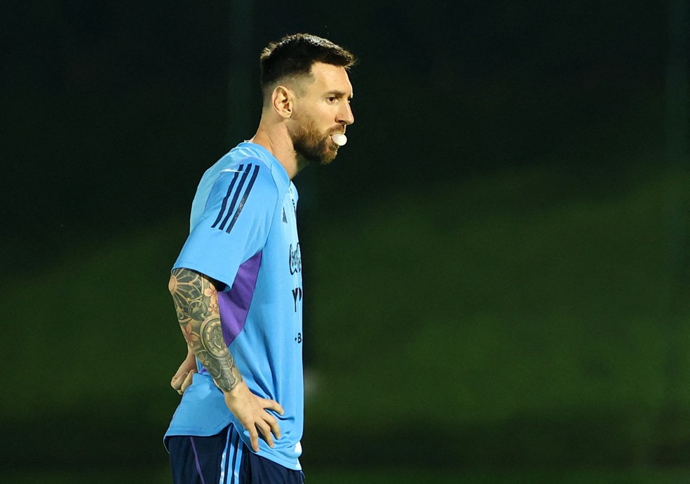Messi durante treino da Argentina em Doha — Foto: Bernadett Szabo/Reuters