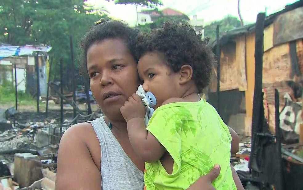 Maria, uma das moradoras da ocupação, lamenta incêndio que destruiu casas na Zona Oeste do Recife (Foto: Reprodução/TV Globo)