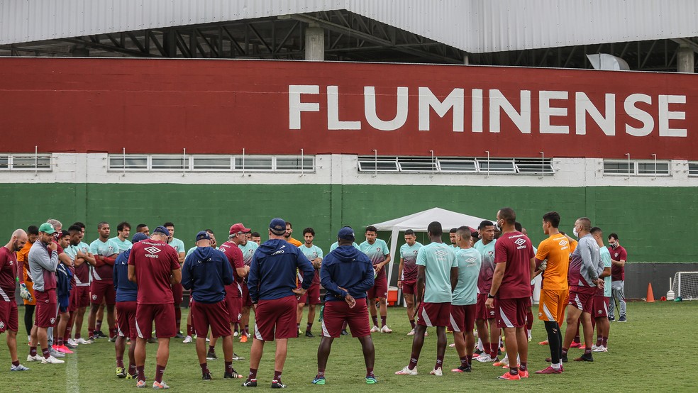 Jogadores do Fluminense e Odair Hellmann em treino no CT  — Foto: Lucas Merçon / FFC