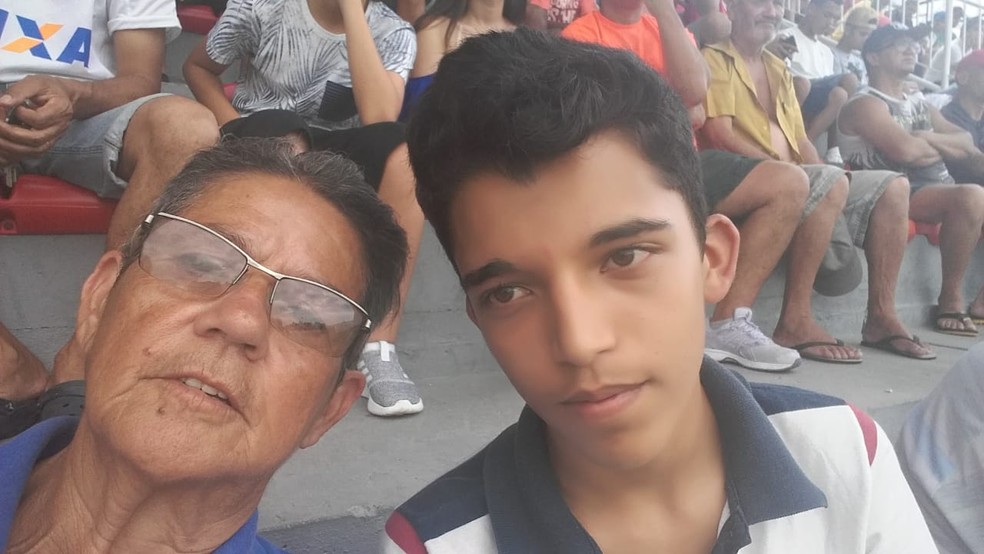 Dona Valdete e o neto, Rauny, aluno da rede estadual enfrente desafios no ensino &agrave; dist&acirc;ncia &mdash; Foto: Arquivo Pessoal/Divulga&ccedil;&atilde;o