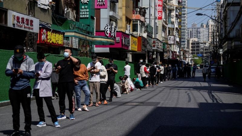 Longas filas de pessoas esperando por testes de covid se tornaram uma cena comum desde que os testes obrigatórios foram aplicados em abril (Foto: Reuters via BBC News)