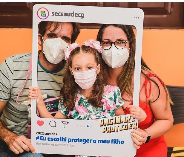 Mário Filho e Conceição Alcantara posam com Catarina Maria, de 5 anos, logo após ela receber o imunizante contra a covid-19 (Foto: Acervo Pessoal)