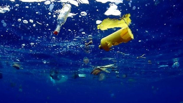 Garrafas e outros objetos de plástico estão contaminando gravemente os oceanos (Foto: BBC)