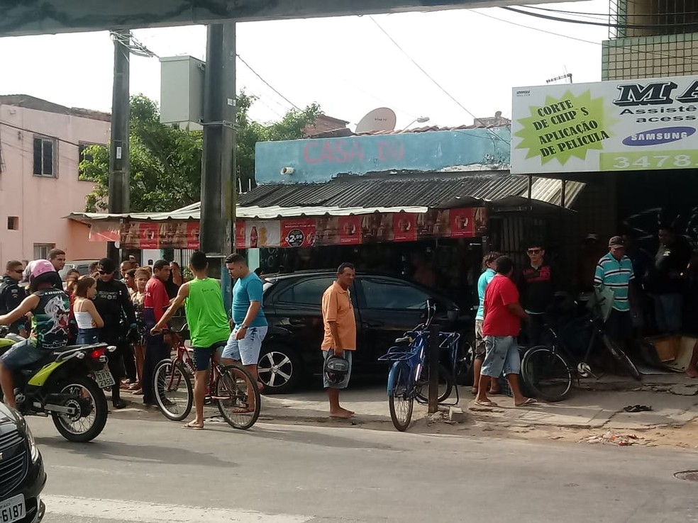 Um dos carros invadiu o comÃ©rcio local e deixou o proprietÃ¡rio do estabelecimento ferido.  â Foto: Alison Sousa/ Arquivo Pessoal