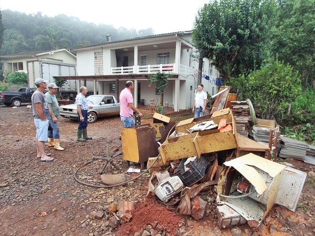 Casas foram inundadas por chuva forte em Pinhalzinho (Foto: Elieser Donhauser/AGR/Rádio Centro Oeste)