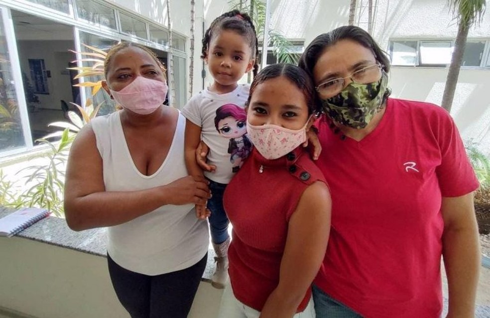 Raquel (terceira da esquerda para direita) foi adotada na adolescência por duas mães, Rosilene e Elizangela (mais esquerda e mais direita), e só então conseguiu o sobreome delas. Agora Raquel tenta repassar o sobrenome para a filha, Raquelly, de cinco anos — Foto: DPCE/Reprodução