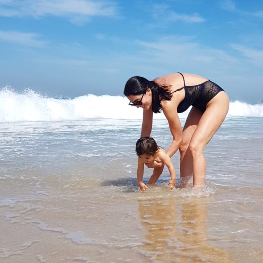 A atriz Carol Castro e NIna no mar (Foto: Reprodução / Instagram)