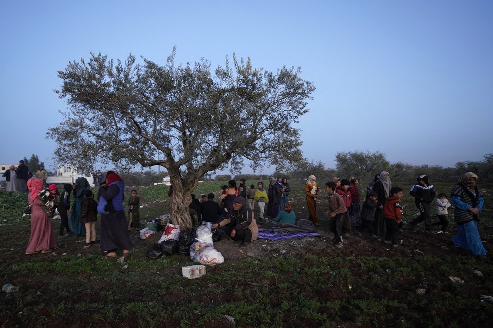 Moradores de Tloul se abrigam em um campo após vilarejo ser alagado, Síria, 9 de fevereiro de 2023. — Foto: MUHAMMAD HAJ KADOUR / AFP