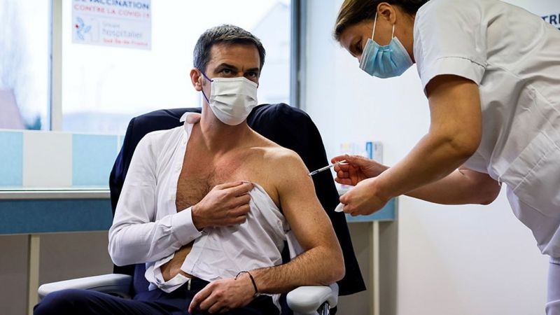BBC Ministro da Saúde francês Olivier Véran é vacinado com imunizante de Oxford (Foto: Reuters via BBC)