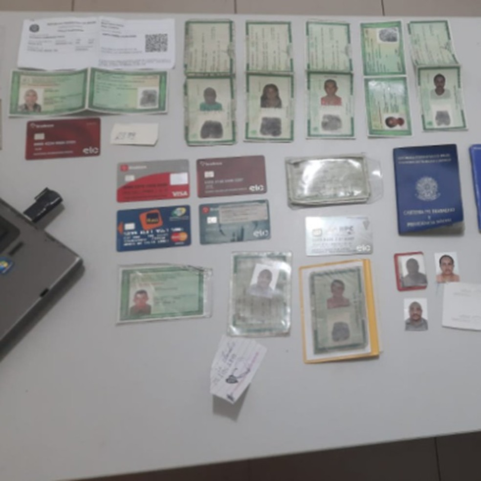 Com os homens presos foram apreendidas 12 cédulas de identidade, 9 cartões de crédito, vários títulos de eleitor, carteiras de trabalho, procurações, entre outros documentos. — Foto: Divulgação/Polícia Civil do Maranhão