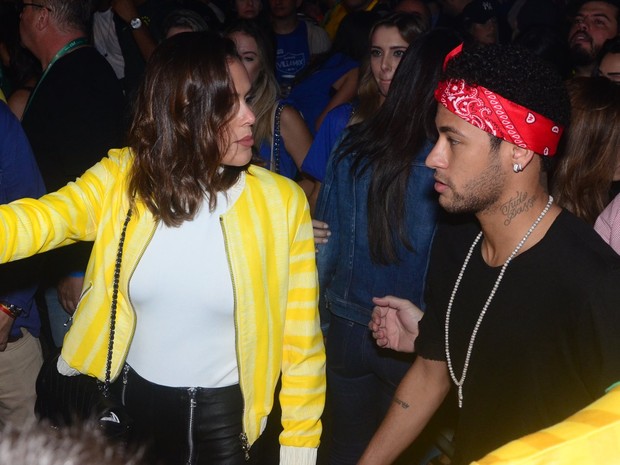 Bruna Marquezine e Neymar em show em São Paulo (Foto: Eduardo Martins/ Ag. News)