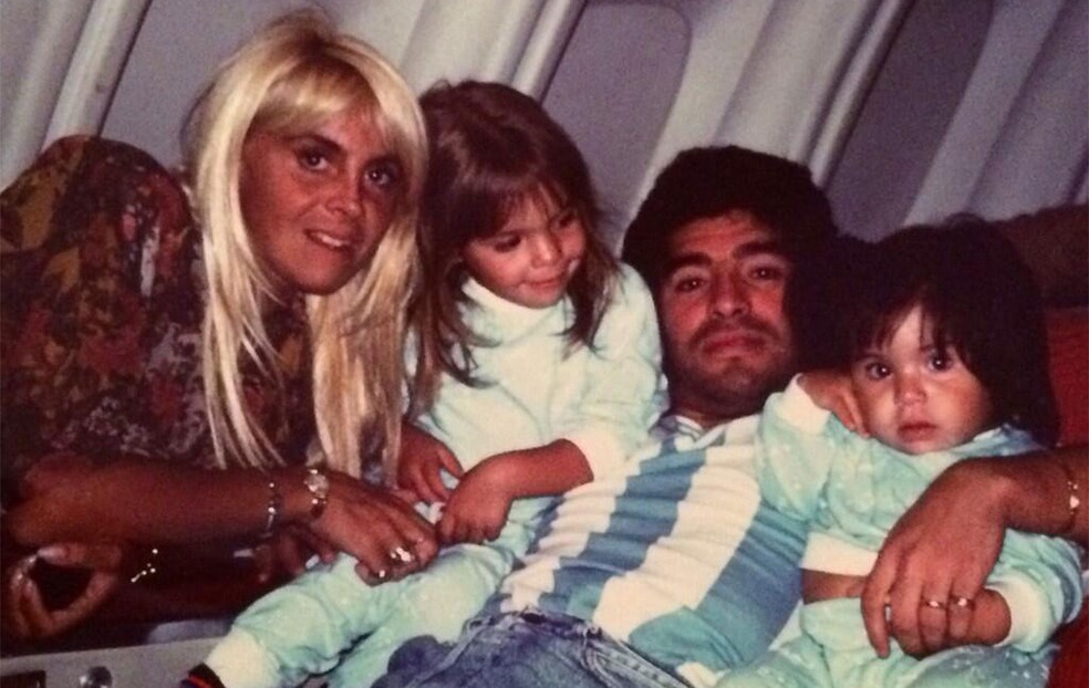 Maradona ao lado da ex-esposa Claudia e com as filhas Dalma e Giannina, ainda crianças (Foto: Reprodução Twitter)