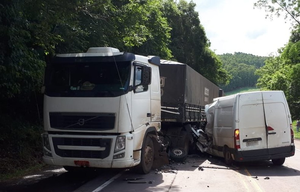 Batida entre carro e caminhão em Iraceminha na tarde desta quinta-feira (29) — Foto: PRF/Divulgação