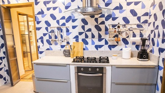 Como na cozinha de Giovanna Antonelli em 'Travessia',  azulejos decorativos dão personalidade ao ambiente 