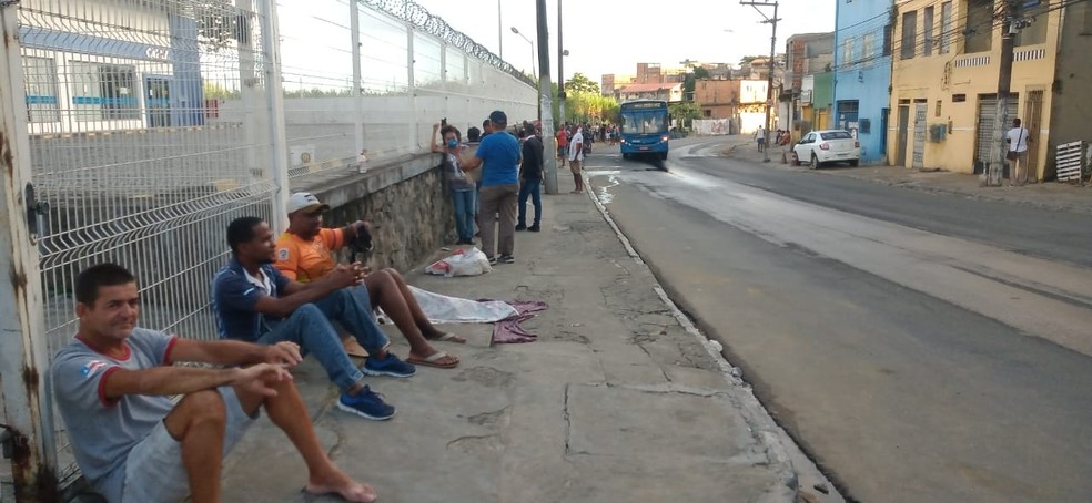 Enorme fila do lado de fora da agência da Caixa no Largo do Tanque, em Salvador, nesta quinta-feira (16) — Foto: Cid Vaz/TV Bahia