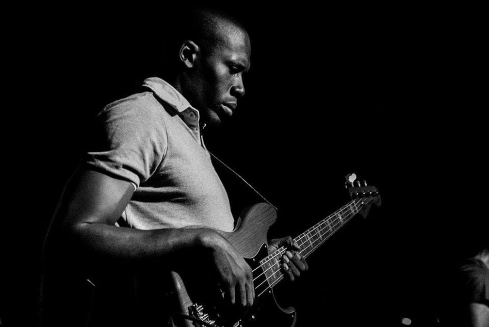 Músico Felipe Fidelis oferece workshop de baixo no sábado (22) — Foto: Arthur Amaral/Divulgação