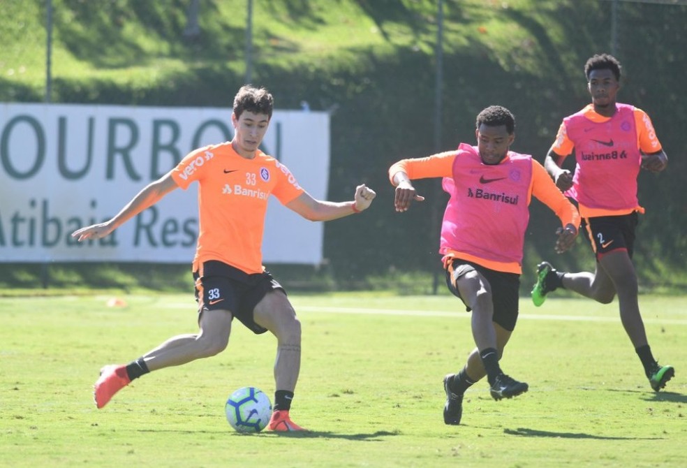 Recuperado, Dourado treina com bola no primeiro trabalho ...