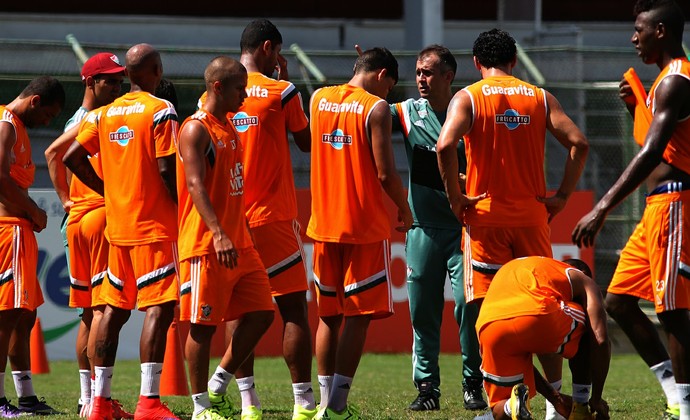 Eduardo Bapstista conversa com o elenco do Flu durante treino das Laranjeiras (Foto: Nelson Perez / Fluminense F.C.) Eduardo Bapstista conversa com o elenco do Flu durante treino das Laranjeiras (Foto: Nelson Perez / Fluminense F.C.)