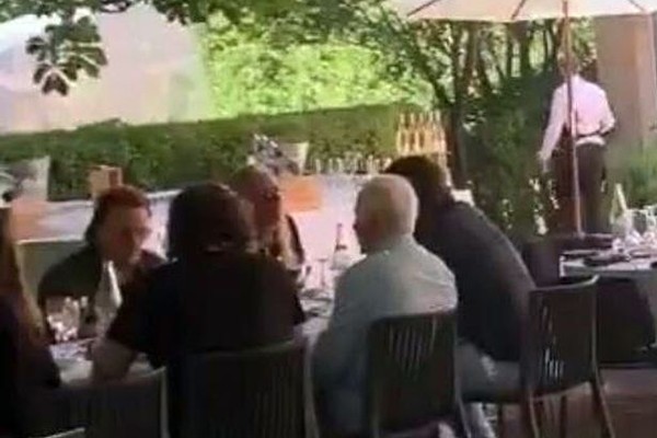 Foto que se espalhou nas redes sociais com Bono, Gaga e Cooper sentados à mesa (Foto: Reprodução)