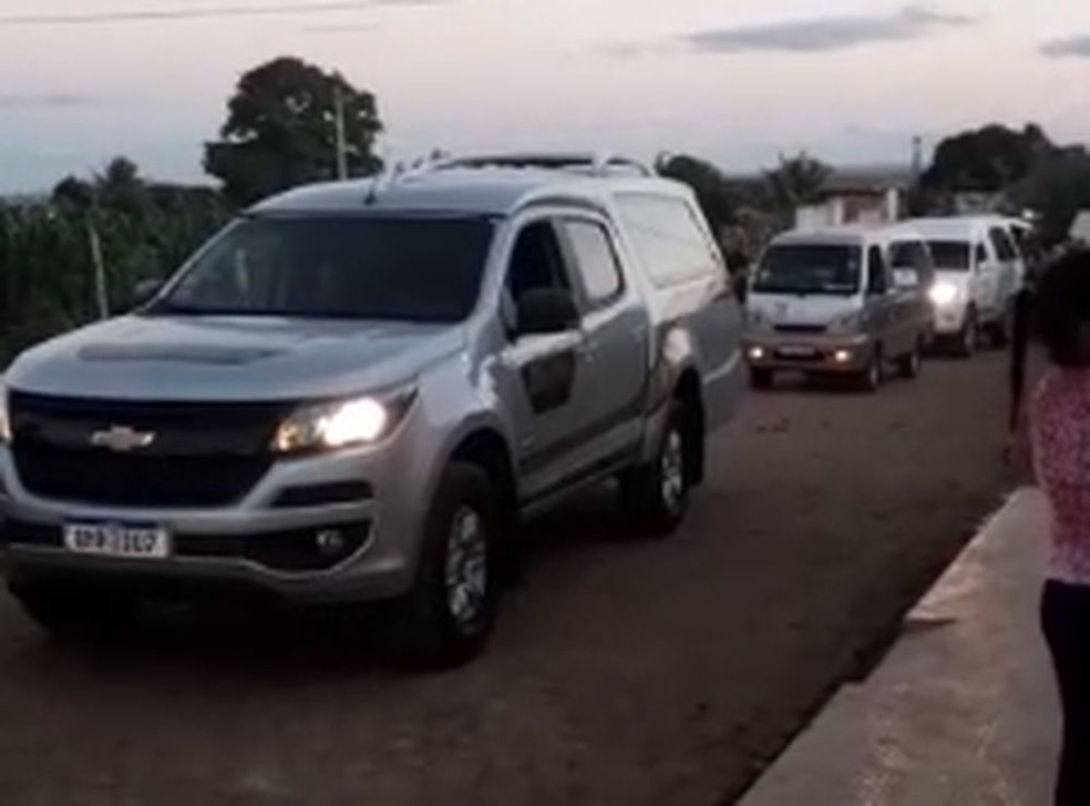 Cortejo para sepultamento de sergipanos vítimas de queda de torres de energia no Pará — Foto: Iran Gonçalves