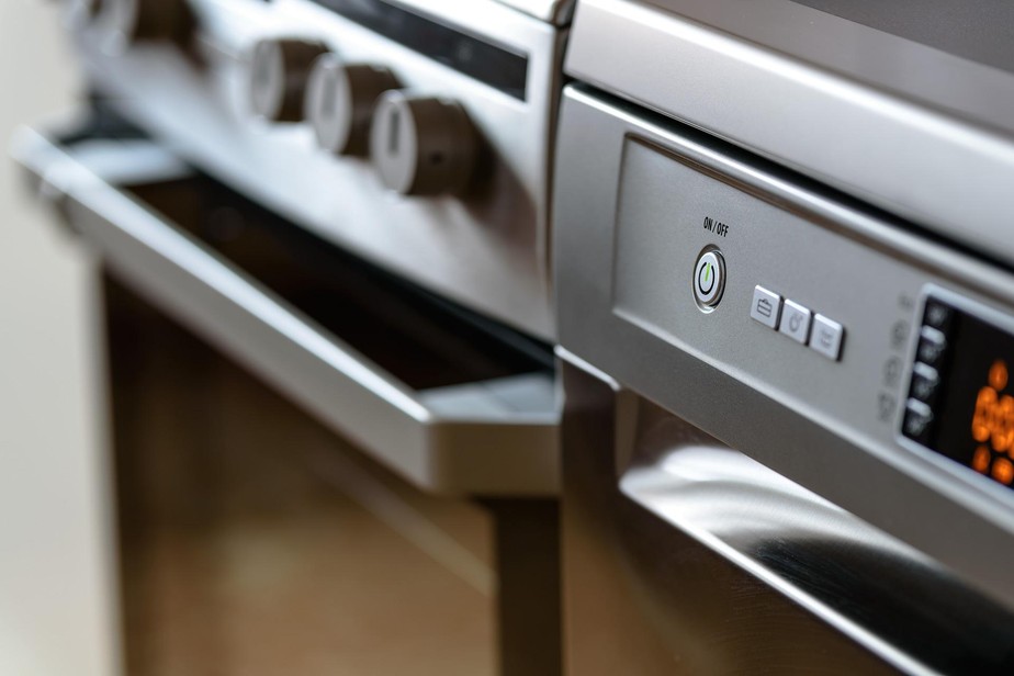 A função grill, que pode ser encontrada em forno elétrico ou a gás, tem se tornado cada vez mais presente nas cozinhas