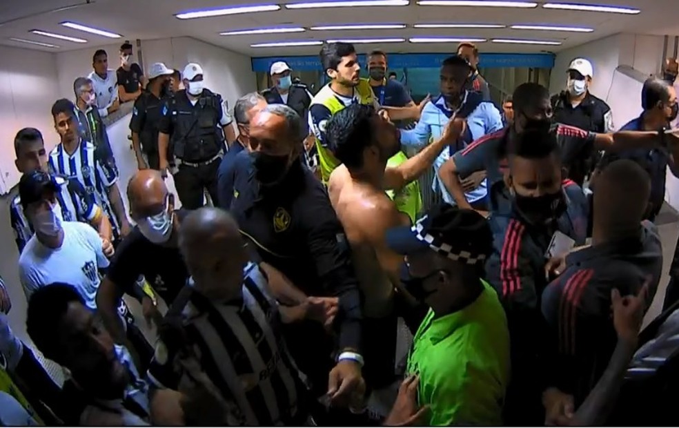 Confusão nos corredores do Maracanã, Flamengo x Atlético-MG, Brasileirão — Foto: Reprodução