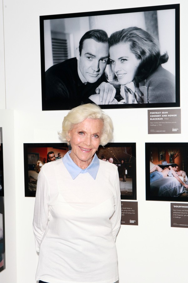 LONDON, ENGLAND - OCTOBER 30:  Honor Blackman visits 'The Name's Bond' exhibition at Everyman Canary Wharf raising funds for The Stroke Association on October 30, 2015 in London, England.  (Photo by David M. Benett/Dave Benett / Getty Images for Everyman  (Foto: reprodução)