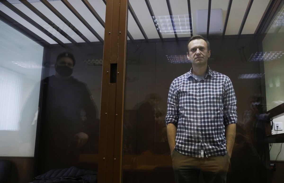 Alexei Navalny, político de oposição a Vladimir Putin, está em greve de fome e perde sensibilidade nas mãos, segundo advogados