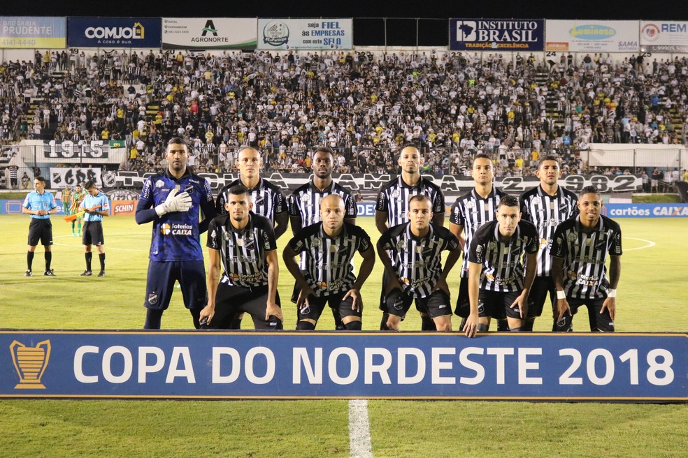 Em pé: Edson, Leandrão, Igor, Samuel, Felipe Guedes, Arez. Agachados: Tonhão, Anderson Pedra, Matheus Carvalho, Higor Leite e Luan. — Foto: Andrei Torres