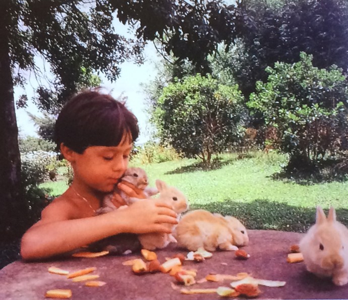 Tiago Iorc brinca com filhotes de coelhos (Foto: Arquivo Pessoal)