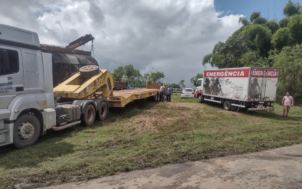 Caminh&atilde;o-tanque que pegou fogo &eacute; retirado de rodovia na Bahia &mdash; Foto: Divulga&ccedil;&atilde;o/ViaBahia