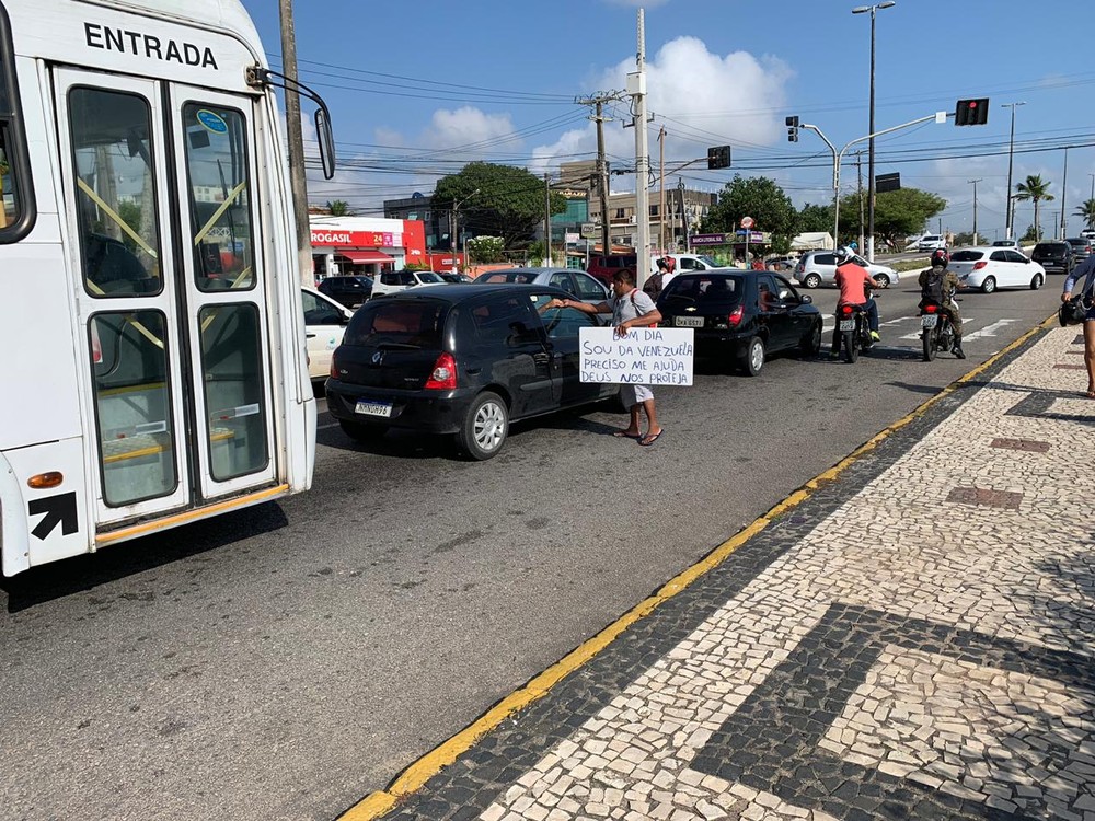 Venezuelanos estão nos sinais de Natal pedindo dinheiro — Foto: Anna Alyne Cunha/Inter TV Cabugi