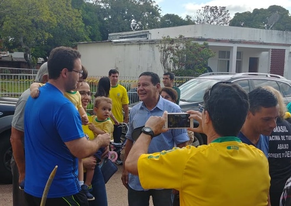 General Hamilton Mourão ao chegar para votar em Brasília (DF) neste domingo (28) — Foto: Sara Resende/TV Globo
