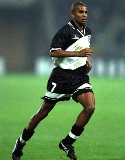 Amoroso Udinese contra o  Bayer Leverkusen em 1998 (Foto: Agência Getty Images)