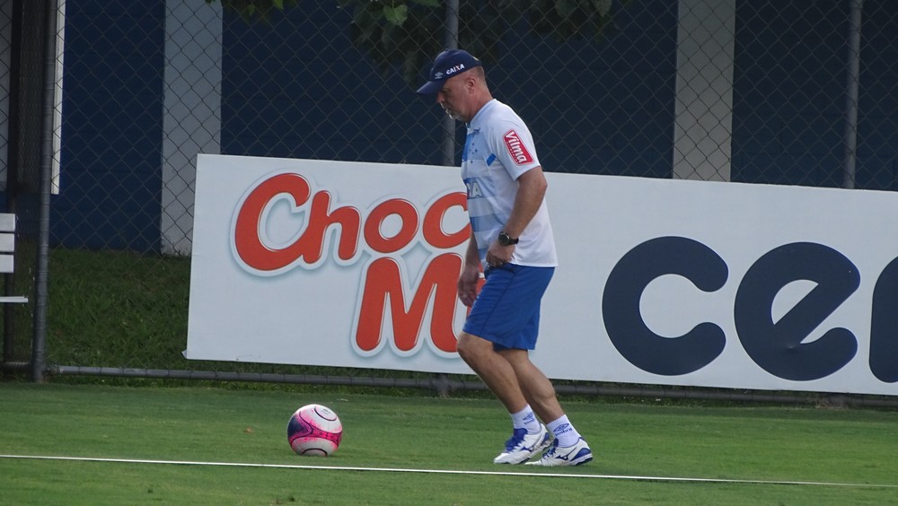 Mano Menezes vê Cruzeiro com 18 titulares e dá prazo para fim do rodízio