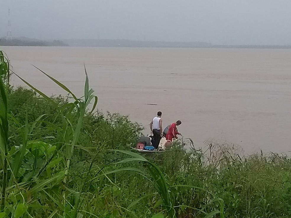 Corpo de Bombeiro realiza buscas no Rio Madeira em Porto Velho (Foto: Hosana Morais/G1)